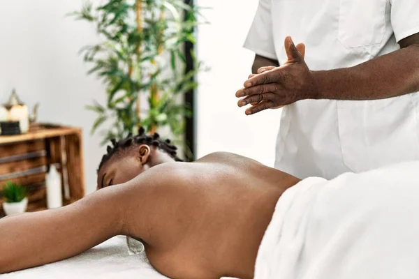 Afrikalı Amerikalı Fizyoterapist Kadın Klinikte Masaj Yapmaya Hazırlanıyor — Stok fotoğraf