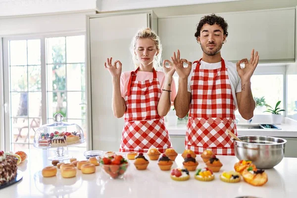 Δύο Σύζυγοι Μαγειρεύουν Γλυκά Στην Κουζίνα Χαλαρώνουν Και Χαμογελούν Μάτια — Φωτογραφία Αρχείου
