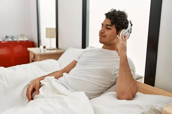 Jovem Hispânico Ouvindo Música Sentada Cama Quarto — Fotografia de Stock