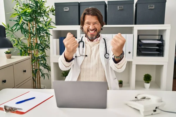 Hombre Guapo Médico Mediana Edad Que Trabaja Clínica Enojado Loco —  Fotos de Stock