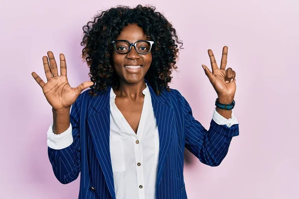 Fiatal Afro Amerikai Üzleti Ruhát Szemüveget Visel Nyolcadik Ujjal Mutogat — Stock Fotó