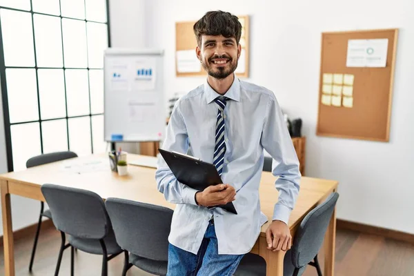 Hombre Hispano Con Barba Con Estilo Negocios Sentado Escritorio Oficina —  Fotos de Stock