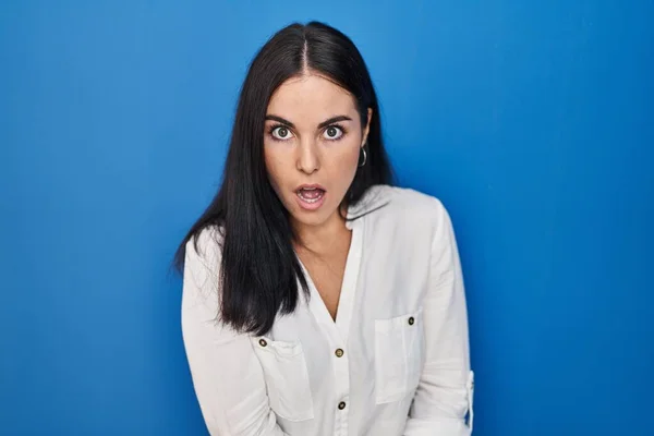 Young Hispanic Woman Standing Blue Background Afraid Shocked Surprise Amazed — Stock Photo, Image