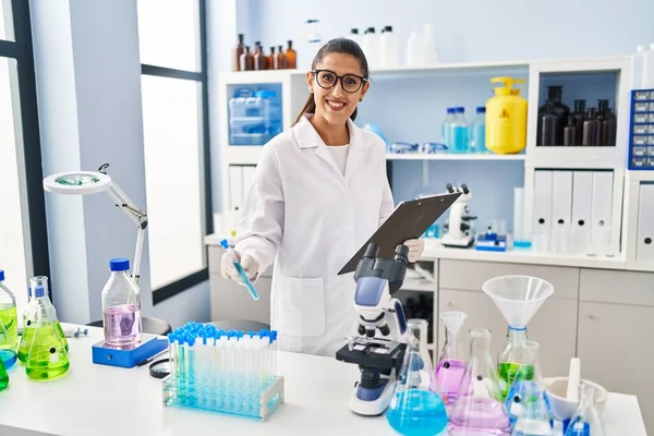 Jovem Hispânica Vestindo Uniforme Cientista Trabalhando Laboratório — Fotografia de Stock