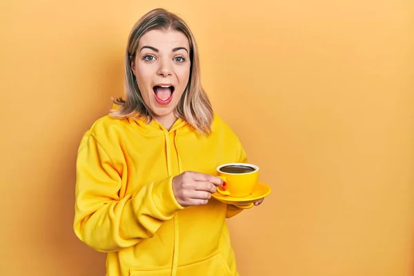 Mooie Blanke Vrouw Drinken Van Een Kopje Koffie Vieren Gek — Stockfoto