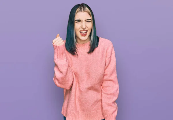 Jovem Menina Moderna Vestindo Camisola Inverno Rosa Com Raiva Louco — Fotografia de Stock