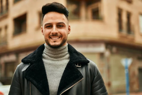 若いアラブ人の男が笑顔で街に立って — ストック写真