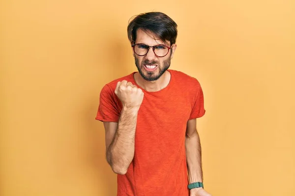 Joven Hispano Vestido Con Ropa Casual Gafas Enojado Loco Levantando —  Fotos de Stock