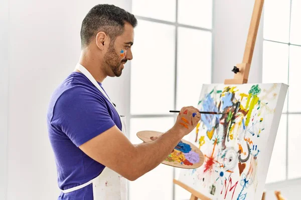 Joven Hombre Hispano Sonriendo Confiado Dibujo Estudio Arte — Foto de Stock