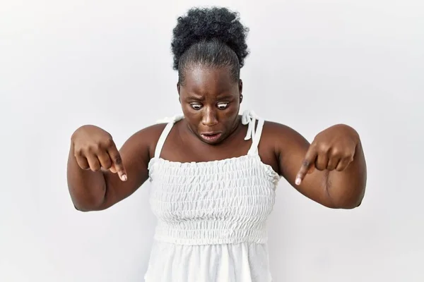Beyaz Arka Planda Duran Genç Afrikalı Kadın Parmaklarını Göstererek Reklamını — Stok fotoğraf