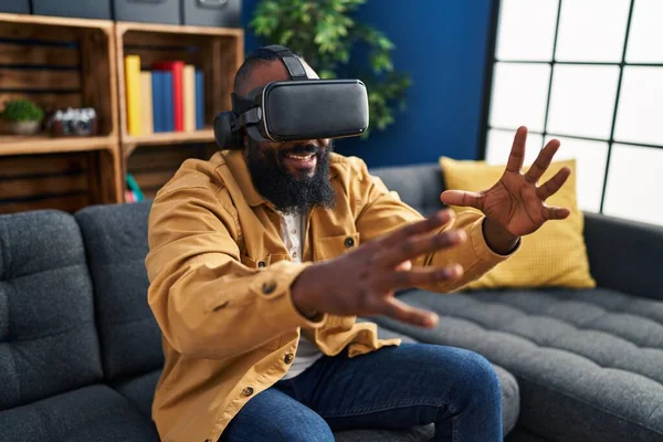 Pemuda Afrika Amerika Bermain Video Game Menggunakan Kacamata Realitas Maya — Stok Foto