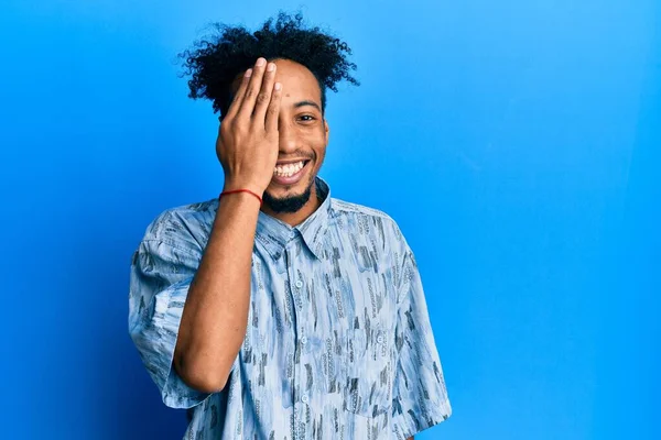 Jonge Afro Amerikaanse Man Met Baard Casual Kleding Die Een — Stockfoto