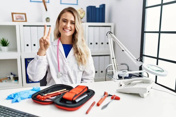 Young Beautiful Doctor Woman Reflex Hammer Medical Instruments Showing Pointing — Stock Photo, Image