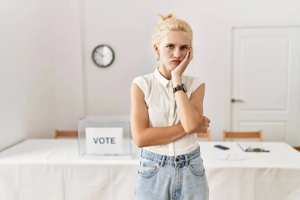 Beyaz Güzel Bir Kadın Seçim Odasında Verirken Kollarını Kavuşturup Depresyondan — Stok fotoğraf