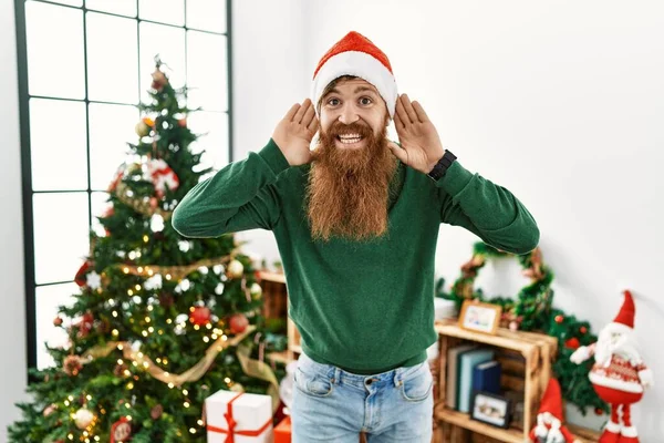 Rothaariger Mann Mit Langem Bart Weihnachtsmütze Weihnachtsbaum Der Versucht Beide — Stockfoto