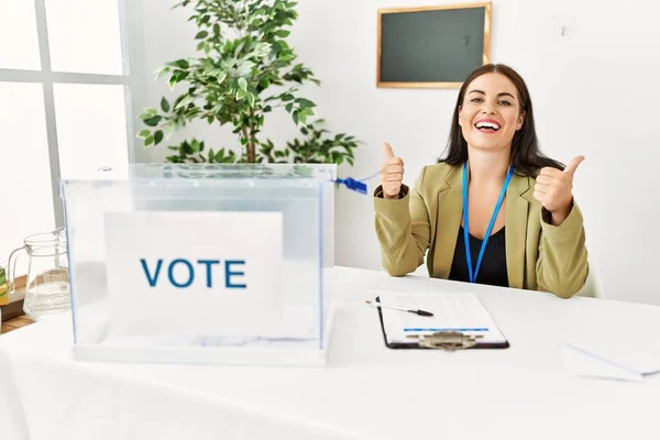 Giovane Donna Bruna Seduta Tavolo Delle Elezioni Con Voto Segno — Foto Stock