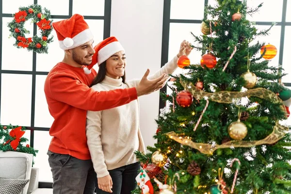 Young Hispanic Couple Smiling Happy Decorating Christmas Tree Home — Stock Photo, Image