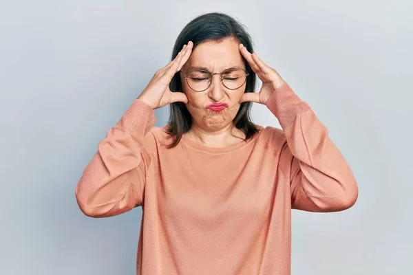 Hispánská Žena Středního Věku Nosí Ležérní Oblečení Brýle Trpící Bolestí — Stock fotografie
