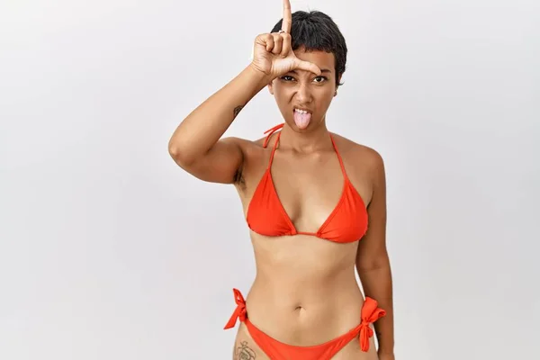 Jeune Femme Hispanique Aux Cheveux Courts Portant Bikini Moquant Des — Photo
