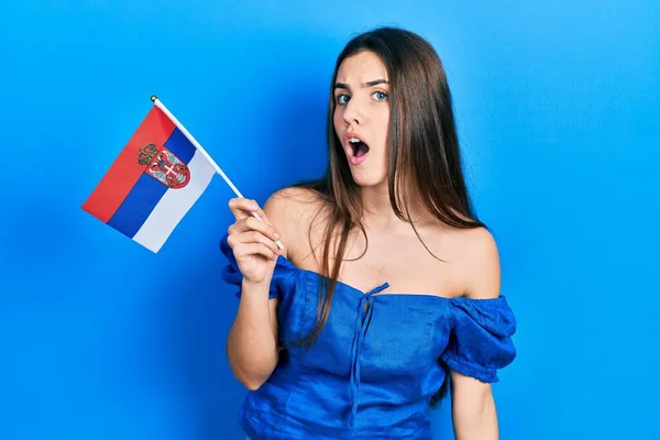 Jong Brunette Tiener Holding Serbia Vlag Bang Verbaasd Met Open — Stockfoto