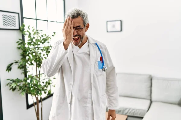 Middle Age Hispanic Man Wearing Doctor Uniform Stethoscope Waiting Room — Stock Photo, Image