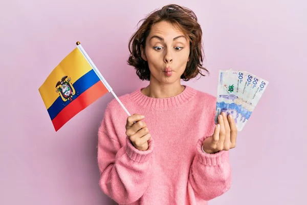 Joven Morena Sosteniendo Bandera Colombia Billetes Pesos Colombianos Haciendo Cara —  Fotos de Stock