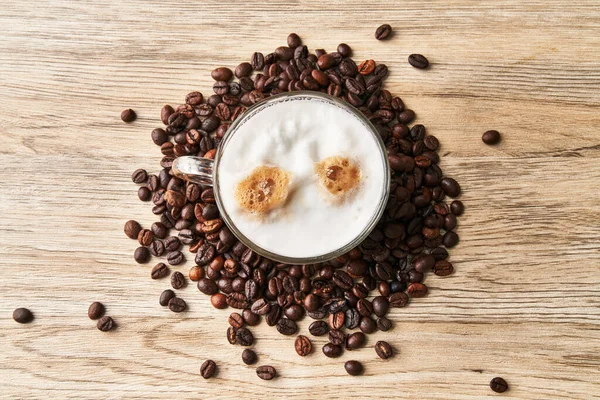 Una Tazza Caffè Con Latte Chicchi Caffè Sulla Superficie Legno — Foto Stock