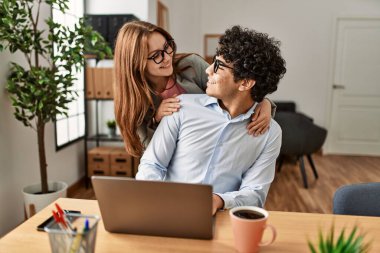 İş ortakları ofiste cezbediliyor..