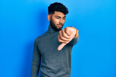 Balıkçı yaka kazak giyen sakallı Arap adam korku ifadesinden korkmuş ve dehşete düşmüş. El kol hareketi yapmayı kes, şok içinde bağır. panik konsepti. 