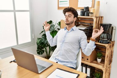 Genç İspanyol işadamı, ofiste yoga egzersiziyle rahatlamıştı..