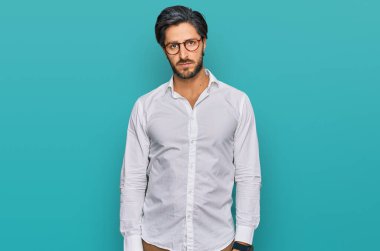 İş gömleği ve gözlük takan genç İspanyol bunalımlı ve üzüntülü, sinirli ve korkmuş bir şekilde ağlıyor. hüzünlü ifade. 