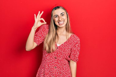 Yazlık elbise giyen, gülümseyen güzel İspanyol kadın el ve parmaklarıyla 