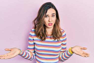 Gündelik kıyafetler giyen, kolları açık gezen, hiçbir fikri olmayan İspanyol bir kız.. 