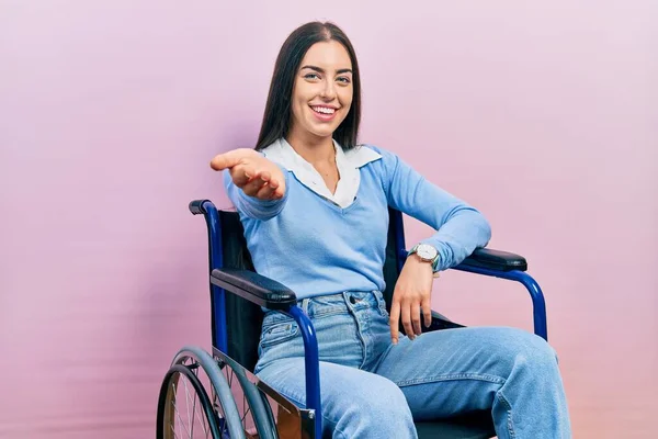 Schöne Frau Mit Blauen Augen Die Rollstuhl Sitzt Und Fröhlich — Stockfoto