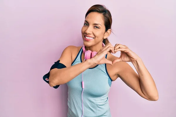 Ung Latinamerikansk Kvinna Som Bär Gympakläder Och Använder Hörlurar Leende — Stockfoto