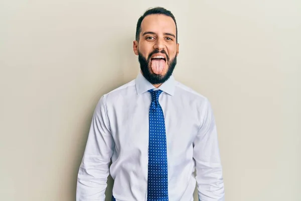 Junger Mann Mit Bart Business Krawatte Die Die Zunge Herausstreckt — Stockfoto