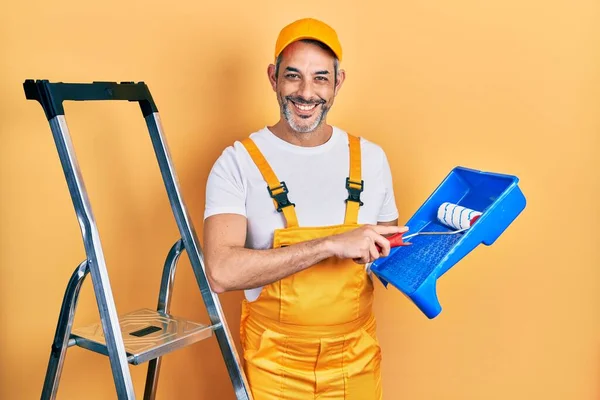 Hombre Guapo Mediana Edad Con Pelo Gris Sosteniendo Rodillo Pintor — Foto de Stock