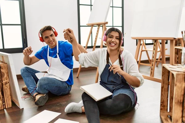 Dos Estudiantes Sonriendo Felices Usando Auriculares Pintando Escuela Arte — Foto de Stock