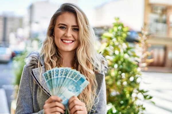Joven Mujer Rubia Sonriendo Sosteniendo Billetes Reales Brasileños Ciudad —  Fotos de Stock