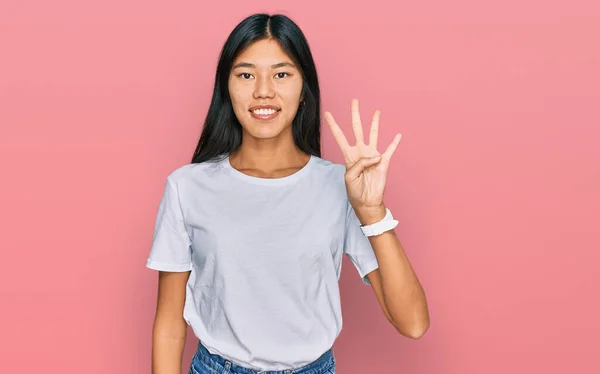 Gyönyörű Fiatal Ázsiai Alkalmi Fehér Pólóban Mutatva Mutatva Négyes Számú — Stock Fotó