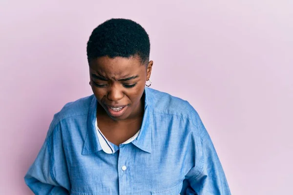 Jonge Afro Amerikaanse Vrouw Draagt Casual Kleding Met Hand Maag — Stockfoto