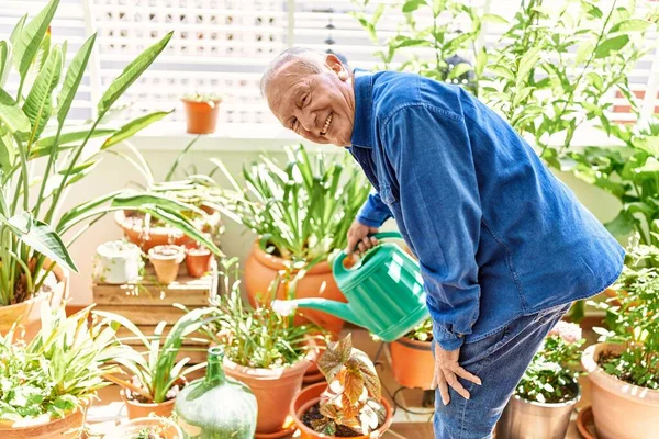 Senior Kaukasische Man Glimlachend Gelukkig Besproeiende Planten Staan Het Terras — Stockfoto