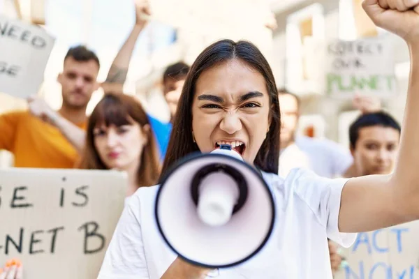 Grupo Jóvenes Activistas Que Protestan Con Pancartas Usan Megáfono Ciudad — Foto de Stock