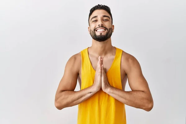 Jovem Homem Bonito Com Barba Sobre Fundo Isolado Orando Com — Fotografia de Stock