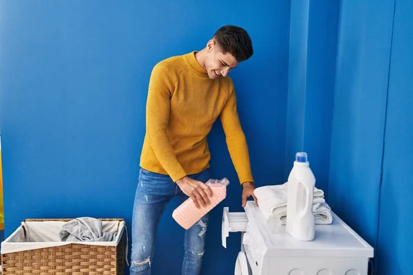 Jonge Spaanse Man Glimlacht Zelfverzekerd Gieten Wasmiddel Wasmachine Bij Wasserij — Stockfoto