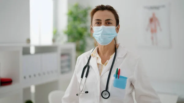 Hispanische Frau Mittleren Alters Trägt Arztuniform Und Medizinische Maske Klinik — Stockfoto