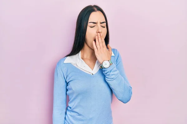 Hermosa Mujer Con Los Ojos Azules Pie Sobre Fondo Rosa —  Fotos de Stock