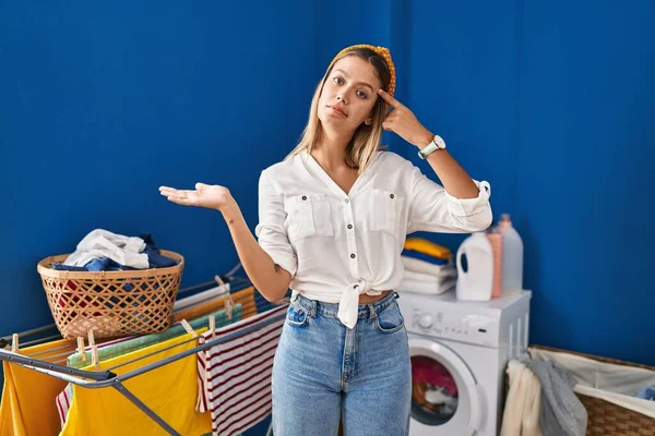 Junge Blonde Frau Der Waschküche Verwirrt Und Genervt Von Offener — Stockfoto