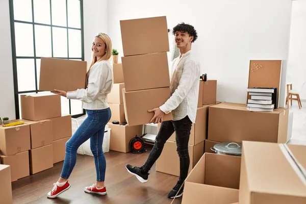 Pasangan Muda Yang Cantik Tersenyum Bahagia Memegang Kotak Kardus Rumah — Stok Foto