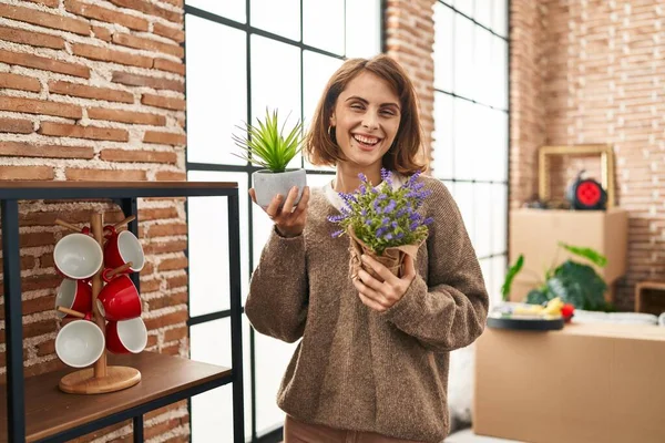 Jonge Kaukasische Vrouw Glimlachen Zelfverzekerde Holding Lavendel Plant Pot Nieuw — Stockfoto